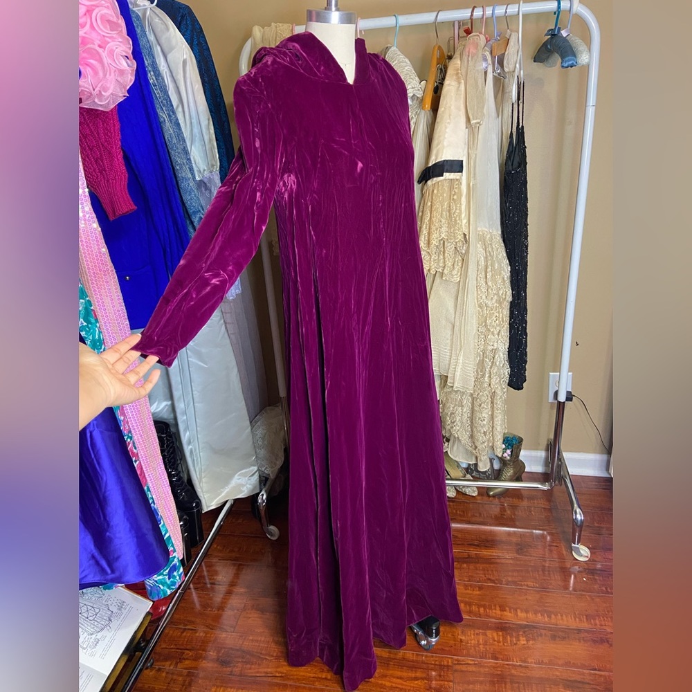 Elegant Purple Velvet Cape for Women - Picture 2 of 11